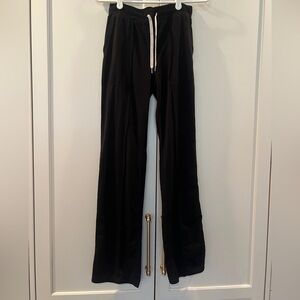 Vuori Women’s Black Straight Leg Pants